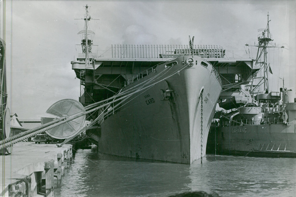 May cho quân đội Mỹ là đáy Sông Sài Gòn không... sâu lắm. Vậy nên phía Mỹ quyết trục vớt tàu USNS Card lên để sửa chữa nhằm xoá đi cái tiếng "mất một tàu sân bay ở miền Nam Việt Nam" khi cuộc chiến thậm chí còn chưa kịp leo thang lên tới đỉnh điểm. Nguồn ảnh: USnavy.