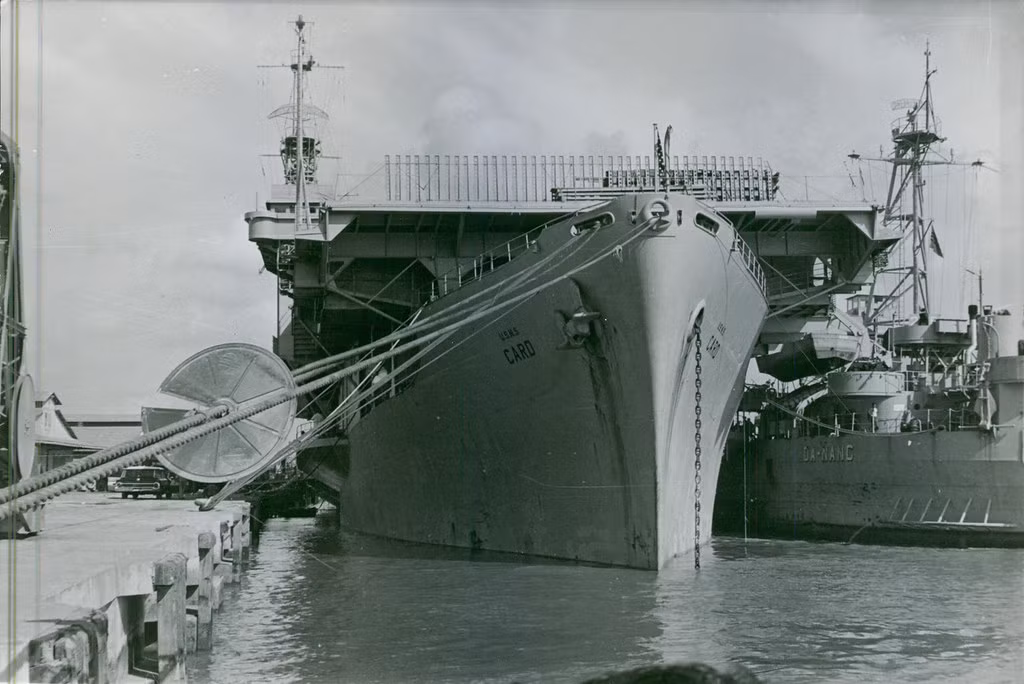 May cho quân đội Mỹ là đáy Sông Sài Gòn không... sâu lắm. Vậy nên phía Mỹ quyết trục vớt tàu USNS Card lên để sửa chữa nhằm xoá đi cái tiếng "mất một tàu sân bay ở miền Nam Việt Nam" khi cuộc chiến thậm chí còn chưa kịp leo thang lên tới đỉnh điểm. Nguồn ảnh: USnavy.