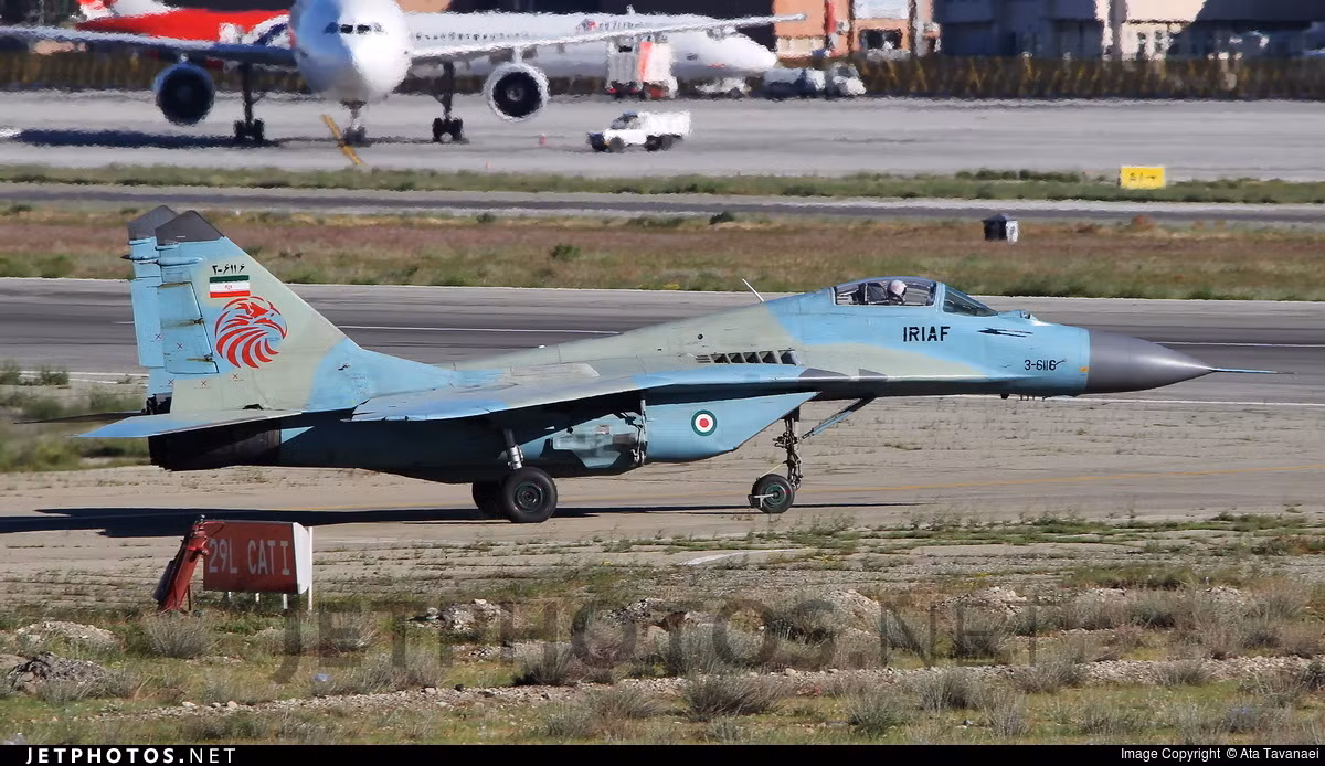 Kèm theo đó là 45 chiếc tiêm kích MiG-29 do Nga bán cho Iran vào năm 1991. Các loại chiến đấu cơ này hiện vẫn đang phục vụ tốt với vai trò tiêm kích chiếm ưu thế trên không trong không quân Iran. Nguồn ảnh: Jetphotos.