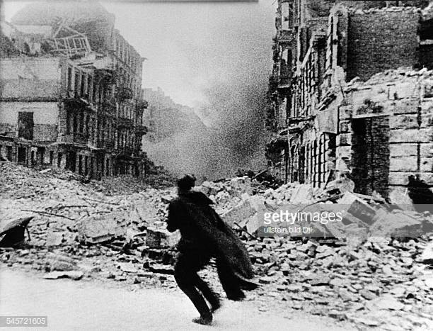 Trong trận chiến Berlin, thành phố này cũng đã bị phá huỷ gần như hoan toàn. Tổng cộng 80% diện tích của Berlin đã bị hoả lực của Đồng minh san phẳng, 20% còn lại chủ yếu là các... công trình ngầm dưới mặt đất may mắn còn nguyên vẹn vì thời này chưa có bom xuyên. Nguồn ảnh: Warhistory.