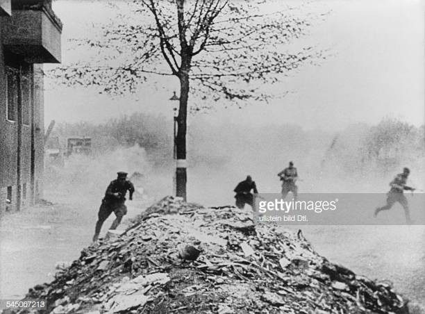 Quá trình tái thiết và xây dựng lại Berlin sau này là một cực hình không chỉ với người dân Berlin mà với toàn người dân Đức khi đất nước này bị chia đôi suốt gần nửa thế kỷ sau cuộc chiến. Nguồn ảnh: Warhistory.