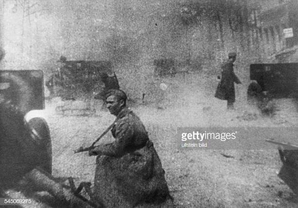 Mặc dù thủ đô bị tàn phá, Đức vẫn phải chịu khoản bồi thường chiến phí cho phe thắng trận lên tới 23 tỷ USD. Số tiền này được Đức trả dần qua các năm cho các nước thuộc phe Đồng Minh nhưng tới năm 1953 Đức dừng chi trả cho Liên Xô. Nguồn ảnh: Warhistory.