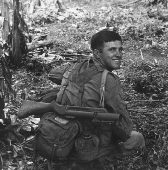 M79 khi bắn đi viên đạn sẽ xoay trong không trung với tốc độ 3700 vòng/phút. Điểm chết người của viên đạn M79 đó là nó không có thiết kế tự huỷ, khi đạn không xoay đủ vòng viên đạn sẽ không phát nổ. Điều này khiến cho rất nhiên viên đạn M79 "xịt" tồn đọng lại trên chiến trường sau khi giao tranh và chỉ cần lực tác động nhỏ vào viên đạn cũng sẽ khiến nó phát nổ sau đó gây ra tai nạn không đáng có. Nguồn ảnh: Archive.