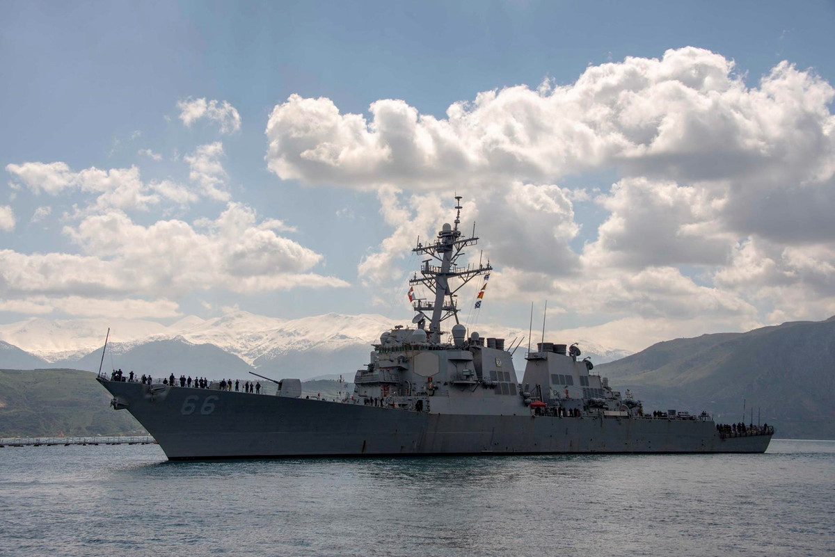 Tàu khu trục USS Gonzalez (DDG 66), lớp Arleigh Burke. Tàu được trang bị 90 ống phóng thẳng đứng Mk41, pháo 127 mm, ngư lôi chống ngầm, tên lửa chống hạm và vũ khí phòng vệ khác. Ảnh: Hải quân Mỹ.