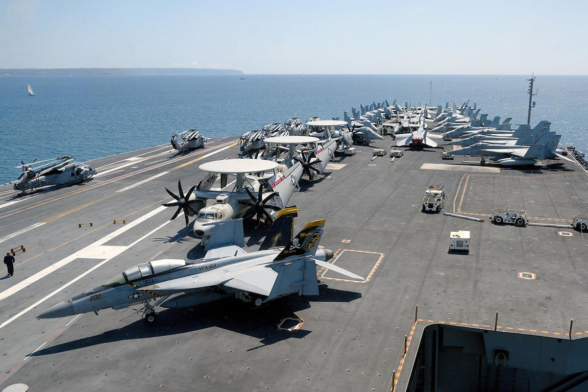 USS Abraham Lincoln là tàu sân bay thứ 5 thuộc siêu hàng không mẫu hạm lớp Nimitz. Tàu có thể mang theo tới 90 máy bay các loại, số máy bay này tương đương với không quân của một quốc gia. Trong đó nòng cốt sức mạnh là các tiêm kích trên hạm F/A-18 E/F Super Hornet. Ảnh: Hải quân Mỹ.