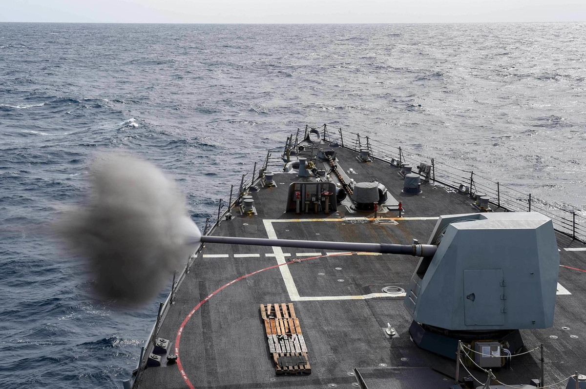 USS Nitze (DDG 94), lớp Arleigh Burke. Tàu được trang bị 96 ống phóng thẳng đứng Mk41. Về mặt lý thuyết, 5 tàu chiến hộ tống cho CVN-72 có thể mang theo tới 500 tên lửa hành trình tấn công mặt đất Tomahawk trong cấu hình tấn công phủ đầu, chưa tính số vũ khí trên các máy bay chiến đấu. Ảnh: Hải quân Mỹ.