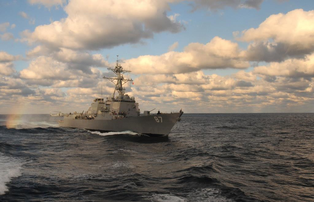 Tàu khu trục USS Mason (DDG 87), lớp Arleigh Burke. Tàu được đưa vào hoạt động từ năm 2003. Nó từng bị phiến quân Houthi phóng 2 tên lửa chống hạm khi đi qua eo biển Bad-el-Mandeb, nhưng hệ thống vũ khí phòng thủ trên tàu đã đánh chặn thành công. Ảnh: Hải quân Mỹ.