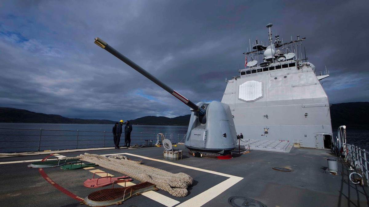 Ngoài ra, tàu còn được vũ trang 2 pháo 127 mm, 8 tên lửa chống hạm Harpoon, 2 cụm phóng ngư lôi chống ngầm. CG-55 thuộc loại chiến hạm đa năng có thể làm nhiệm vụ tấn công và phòng thủ toàn diện. Nó có thể tác chiến độc lập hoặc phối hợp biên đội tàu. Ảnh: Hải quân Mỹ.