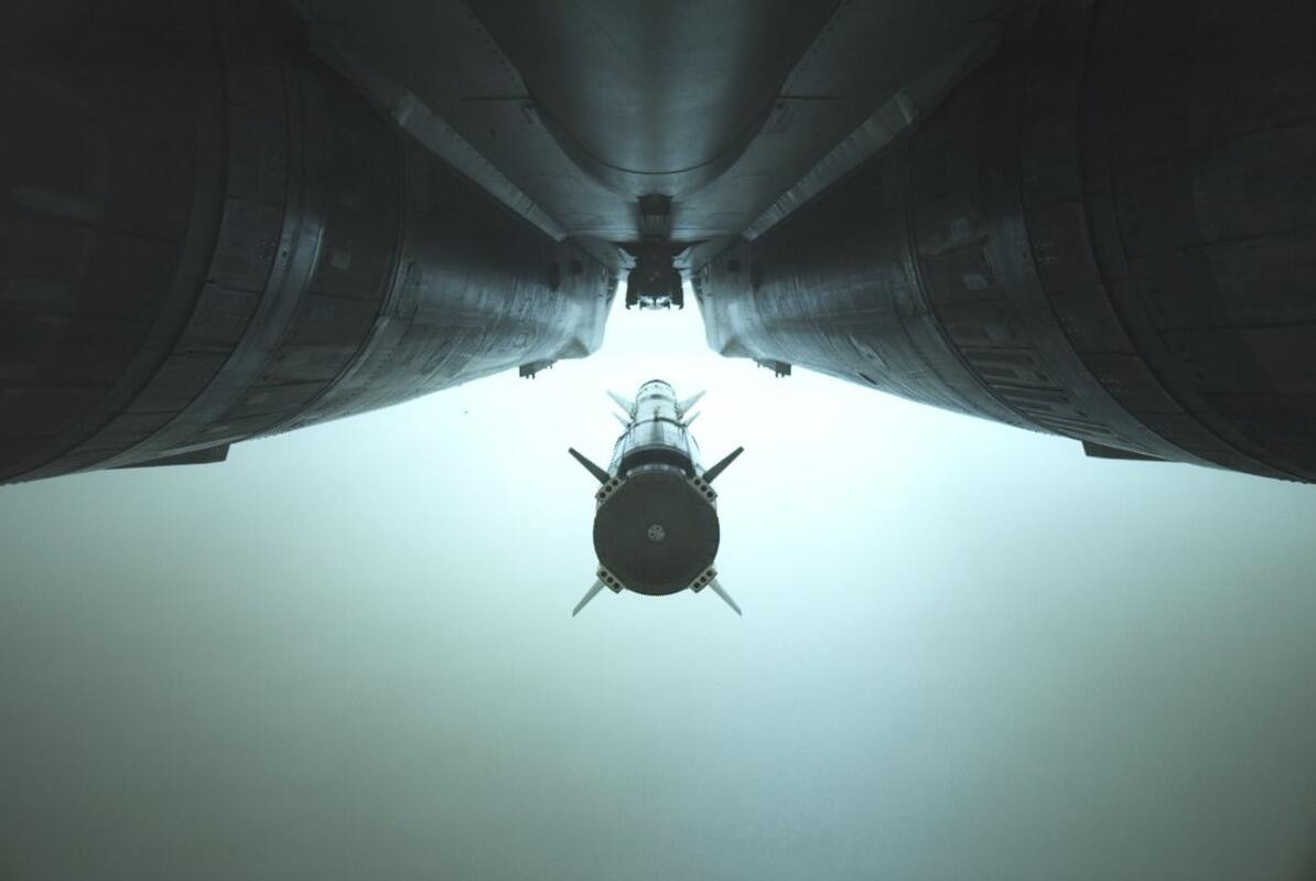 Theo đại diện của Không quân Ấn, BrahMos-Acó tầm tác chiến lên tới 300km và có thể được triển khai từ độ cao 500m cho tới tối đa 14.000 mét. Tên lửa có thể đạt được tốc độ bay tối đa lên tới Mach 2.8 và hiện được coi là một trong những loại tên lửa chiến thuật nguy hiểm nhất thế giới. Nguồn ảnh: The Defense Post.