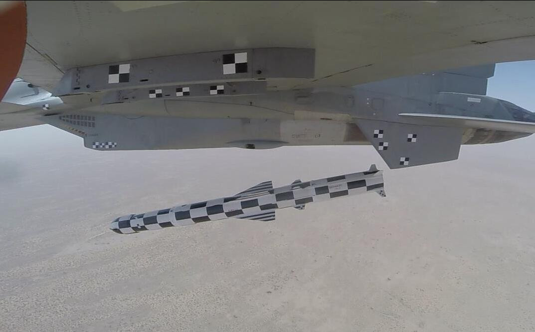 Được biết, đây là vụ phóng thử thứ 2 của BrahMos-A được Ấn Độ tiến hành. Trước đó vụ phóng thử đầu tiên của BrahMos-A được Không quân Ấn Độ thực hiện vào cuối năm 2017 và cũng trên một chiếc Su-30MKI.. Trong vụ phóng thử, tên lửa đã đạt tốc độ bay tối đa tới Mach 2.8 (gấp gần 3 lần tốc độ âm thanh) với mục tiêu giả lập được đặt trên biển. Nguồn ảnh: The Defense Post.