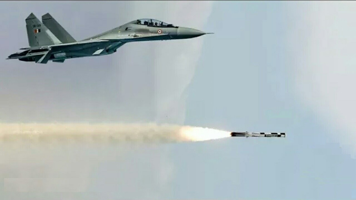 Một đặc điểm của tên lửa BrahMos-A khiến cho rất nhiều quốc gia trên thế giới - trong đó có cả Việt Nam quan tâm đó là việc loại tên lửa này được thiết kế và tối ưu hoá khả năng phóng từ dòng chiến đấu cơ Sukhoi Su-30. Nguồn ảnh: The Defense Post.