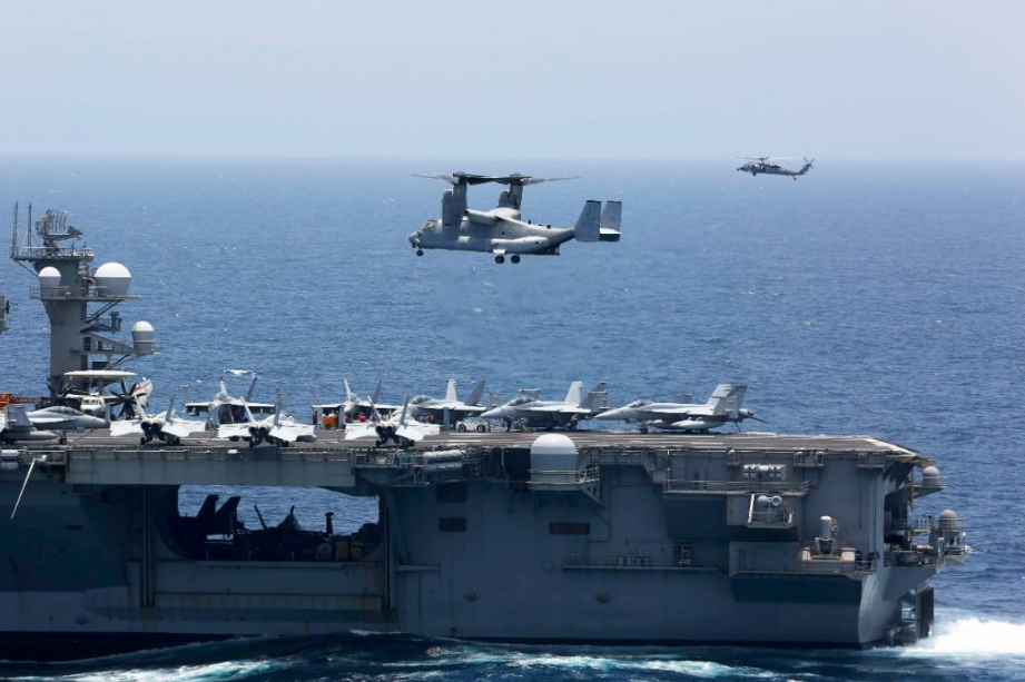 Các loại trực thăng vận tải, trực thăng tấn công trên tàu đổ bộ USS Kearsarge cũng tham gia cuộc tập trận với vai trò làm nhiệm vụ hỗ trợ hoả lực. Nguồn ảnh: Twitter.