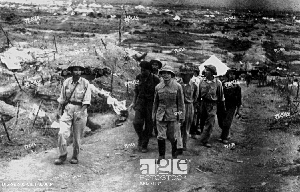 Ngoài bộ đội chính quy, Việt Minh còn huy động 15.000 dân công làm nhiệm vụ thồ hàng, tải đạn dược để phục vụ cho công tác hậu cần. Con số này tương đương với việc mỗi dân công phải "nuôi" được ít nhất ba lính chính quy, đảm bảo lương thực và đạn dược đầy đủ nhất để tham chiến. Nguồn ảnh: AGE.