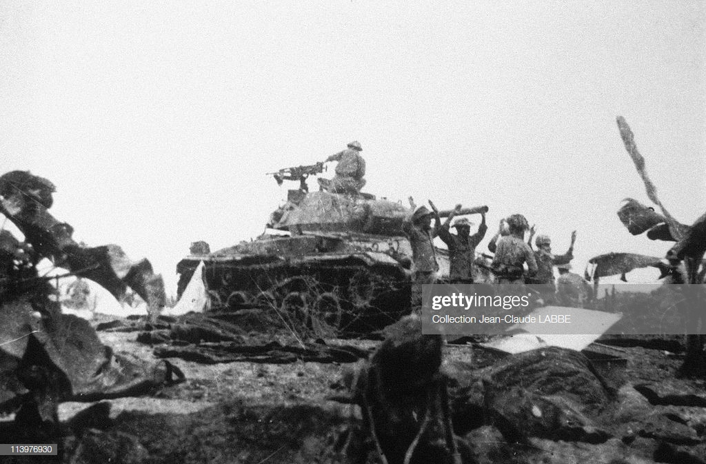 Trong số này có tới 11.721 lính đầu hàng - nghĩa là tương đương với hơn 1/2 lực lượng. Nếu trừ đi khoảng hơn 4000 lính bị thương, số lính đầu hàng vẫn là hơn 6000 quân - một số lượng quá nhiều. Ngoài ra Pháp còn mất 62 máy bay, 10 xe tăng bị phá huỷ 8, tịch thu 2 chiếc còn "chạy tốt" làm chiến lợi phẩm. Nguồn ảnh: TL.