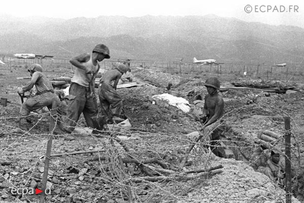 Các tuyến hậu cần bằng đường không của Pháp tới Điện Biên Phủ xuất phát từ Hà Nội và từ sân bay Cát Bi - Hải Phòng. Do Điện Biên Phủ chỉ có duy nhất một sân bay, việc di tản lính khỏi đây chưa bao giờ nằm trong kế hoạch của người Pháp. Nguồn ảnh: Ecpad.