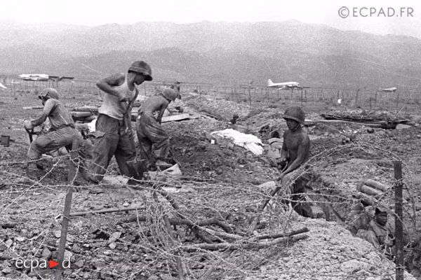 Các tuyến hậu cần bằng đường không của Pháp tới Điện Biên Phủ xuất phát từ Hà Nội và từ sân bay Cát Bi - Hải Phòng. Do Điện Biên Phủ chỉ có duy nhất một sân bay, việc di tản lính khỏi đây chưa bao giờ nằm trong kế hoạch của người Pháp. Nguồn ảnh: Ecpad.