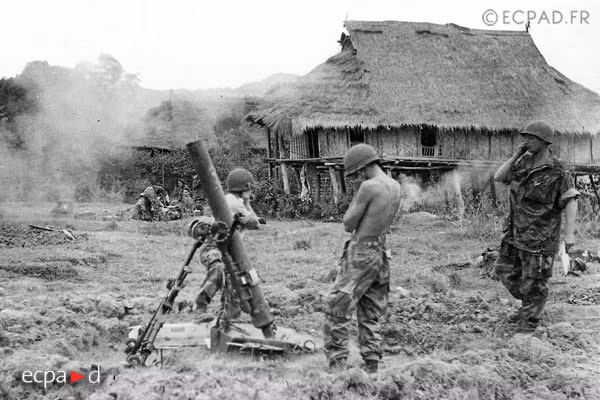 Đơn giản là vì người Pháp tin, con nhím Điện Biên Phủ sẽ không thể bị đánh bại và cho dù có muốn, với số lượng hơn 10.000 quân mà chỉ có 400 máy bay bao gồm cả tiêm kích, việc di tản khỏi khu vực này là bất khả thi bằng đường không. Nguồn ảnh: Ecpa.