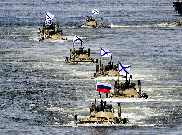 Hàng dài BTR-82A lội nước làm nhiệm vụ chuyển chở Hải quân Đánh bộ vào bờ. Nguồn ảnh: TASS.