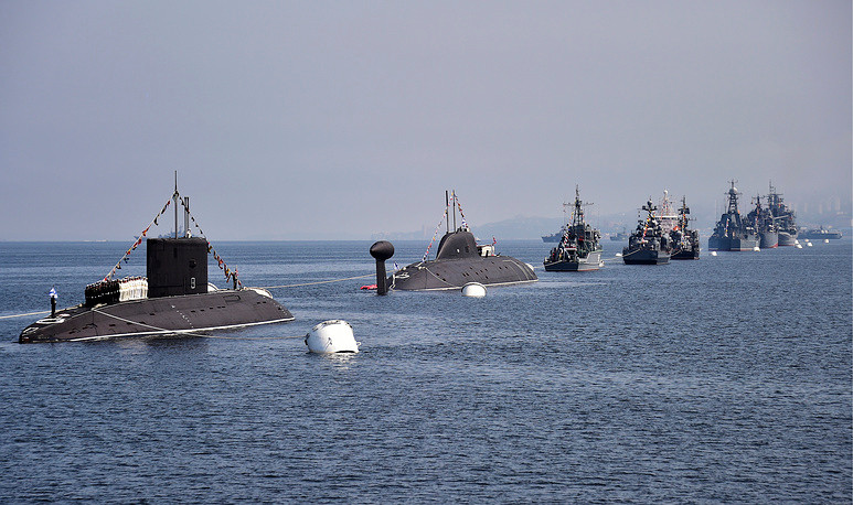 Một nhóm tàu ngầm và tàu chiến của Hạm đội Thái Bình Dương Nga diễn tập diễu hành trên biển. Nguồn ảnh: TASS.