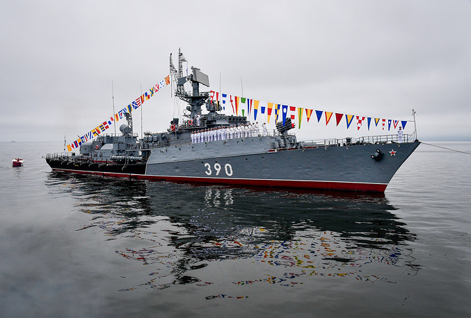 Thuỷ thủ đoàn trên tàu hộ vệ chống ngầm Koreyets diễu hành trong Ngày kỷ niệm Hải quân Nga. Nguồn ảnh: TASS.