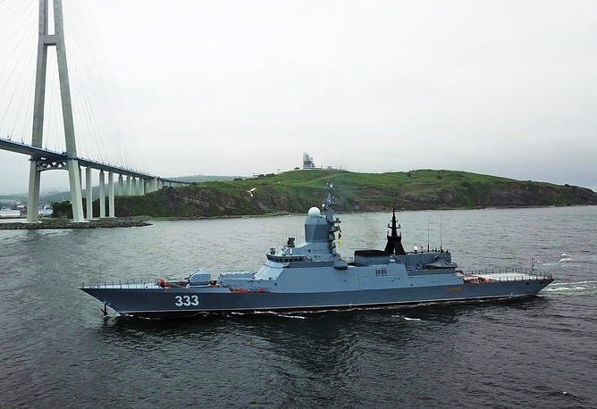 Tàu hộ vệ Sovershenny di chuyển vào căn cứ hải quân chính của Hạm đội Thái Bình Dương Nga ở Vịnh Zolotoy Rog. Nguồn ảnh: TASS.