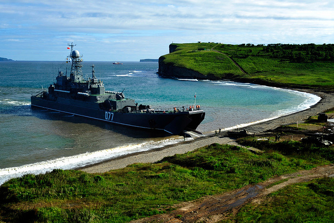 Lực lượng Hải quân Đánh bộ Nga đổ bộ từ tàu Presvet trong một buổi huấn luyện đổ bộ diễn ra ở Trường bắn Klerk. Nguồn ảnh: TASS.