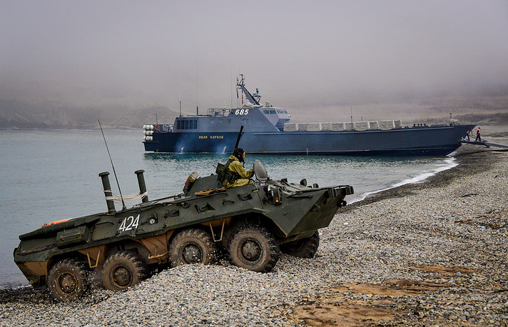 Xe thiết giáp chở quân BTR-80 cùng tàu há mồm Ivan Kartsov. Nguồn ảnh: TASS.