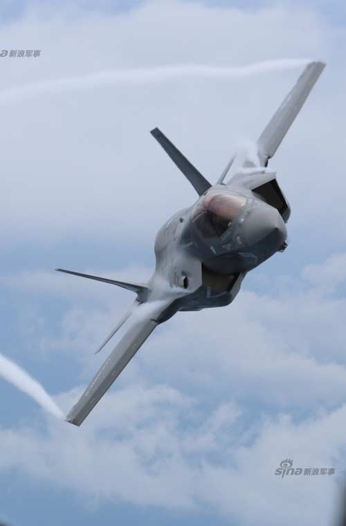 F-35B được trang bị hệ thộng động cơ F135 kết hợp hệ thống nâng Rolls-Royce cho tốc độ bay tối đa 1.930km, bán kính chiến đấu 1.100km. Khi được tiếp nhiên liệu trên không, F-35B sẽ tăng đáng kể khả năng tác chiến của mình.
