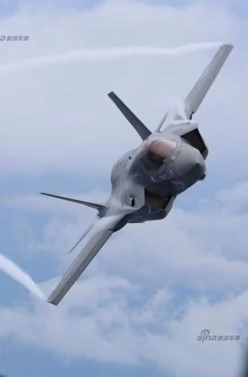 F-35B được trang bị hệ thộng động cơ F135 kết hợp hệ thống nâng Rolls-Royce cho tốc độ bay tối đa 1.930km, bán kính chiến đấu 1.100km. Khi được tiếp nhiên liệu trên không, F-35B sẽ tăng đáng kể khả năng tác chiến của mình.