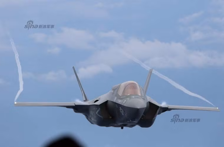 Tiêm kích tàng hình F-35B là biến thể F-35 dành riêng cho Thủy quân Lục chiến Mỹ với khả năng cất cánh ngắn/hạ cánh thẳng đứng, cho phép hoạt động trên các tàu đổ bộ chở máy bay (không có máy phóng).