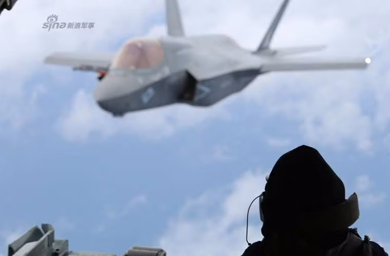 Tiêm kích F-35B của Thủy quân Lục chiến Mỹ bay gần cửa khoang hàng máy bay C-130.