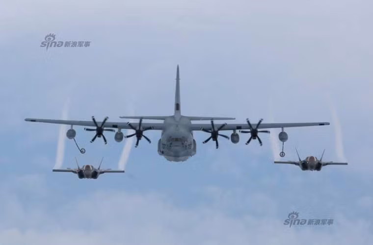 Anh dep tiem kich F-35B “bu sua” may bay KC-130J