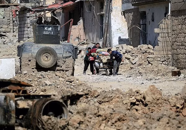 Dân tháo chạy khỏi các vùng có chiến sự ở Tây Mosul... Ảnh FNA