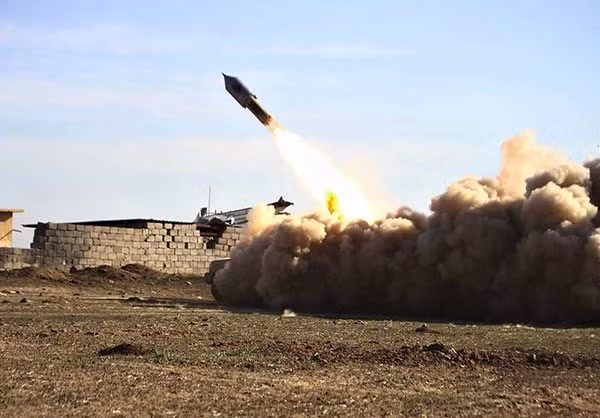 Quân chính phủ dùng tên lửa đánh phá các vị trí của phiến quân IS ở bên trong thị trấn chiến lược Badush. Ảnh FNA 