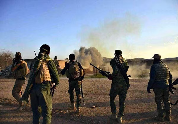 Quân chính phủ tiến về phía thị trấn chiến lược Badush. Ảnh FNA