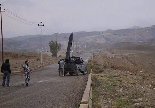 Lính Iraq chuẩn bị phóng tên lửa trên bệ phóng di động bên đường. Ảnh FNA