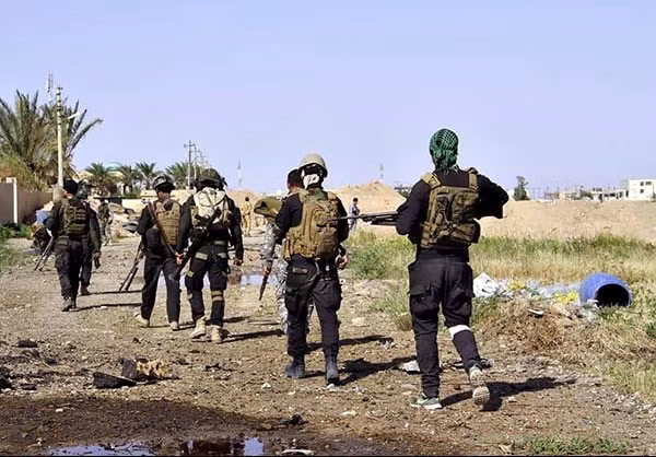 Một tốp binh sĩ Iraq tuần tra một ngội làng đã được giải phóng gần thị trấn Badush. Ảnh FNA