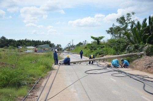 TP HCM: Xe ben keo nga 8 cot dien