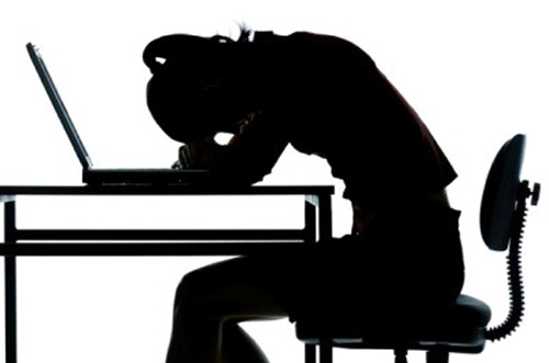 Cơ thể cảm thấy mệt mỏi, trì trệ. Khi uống quá ít nước, cơ thể sẽ “mượn” nước trong máu khiến máu thiếu hụt oxy. Khi tình trạng này diễn ra, bạn sẽ cảm thấy buồn ngủ và mệt mỏi trong người. Ngay cả khi dùng tới cà phê thì tình hình cũng không thể tốt hơn.