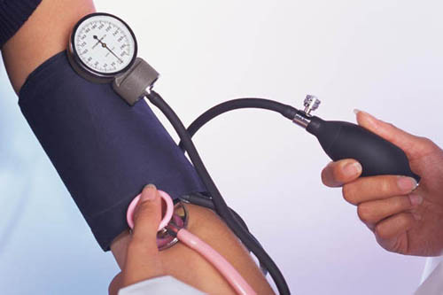 Bạn cũng nên thường xuyên kiểm tra huyết áp để tác động kịp thời. Đặc biệt trường hợp huyết áp lên cao.