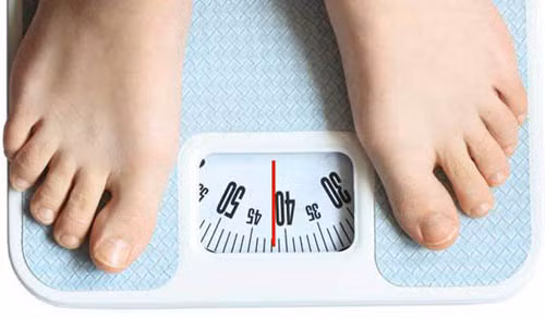 Cuối cùng, bạn cần chú ý vấn đề cân nặng cũng như lượng nước tiểu thải ra mỗi ngày.