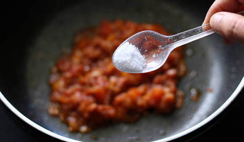 Một trong những lời khuyên của chuyên gia sức khỏe là hạn chế lượng muối ăn vào. Khi ăn mặn, cơ thể chúng ta sẽ “nạp vào” một lượng natri lớn. Khi đó hàm lượng natri trong máu sẽ gia tăng và thận phải làm việc “quá công suất” mới lọc máu được. Khi lượng natri trong máu cao, thận không thể phát huy tối đa khả năng làm việc sẽ gia tăng áp lực thẩm thấu trong lòng mạch. Hậu quả là nước sẽ di chuyển bên trong lòng mạch theo áp lực thẩm thấu gây tăng thể tích máu. Đây chính là nguyên nhân dẫn đến tăng huyết áp và gánh nặng cho hoạt động tim mạch.