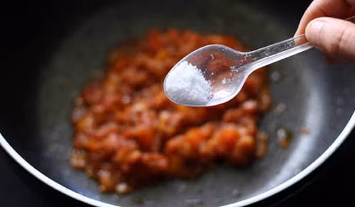 Một trong những lời khuyên của chuyên gia sức khỏe là hạn chế lượng muối ăn vào. Khi ăn mặn, cơ thể chúng ta sẽ “nạp vào” một lượng natri lớn. Khi đó hàm lượng natri trong máu sẽ gia tăng và thận phải làm việc “quá công suất” mới lọc máu được. Khi lượng natri trong máu cao, thận không thể phát huy tối đa khả năng làm việc sẽ gia tăng áp lực thẩm thấu trong lòng mạch. Hậu quả là nước sẽ di chuyển bên trong lòng mạch theo áp lực thẩm thấu gây tăng thể tích máu. Đây chính là nguyên nhân dẫn đến tăng huyết áp và gánh nặng cho hoạt động tim mạch.