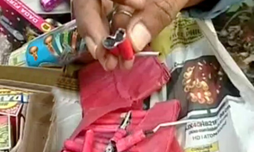 Bé 5 tuổi chết thảm vì ăn nhầm pháo với socola Be 5 tuoi chet tham vi an nham phao voi socola