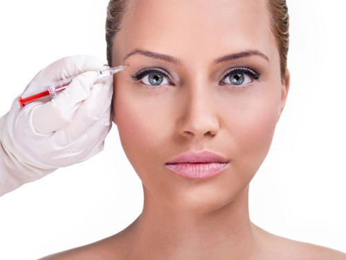 Nếu mụn trứng cá mọc ở lông mày, gần lông mày chứng tỏ bạn có vấn đề về chức năng hoạt động của gan. Đây được xem là hệ quả của việc ăn nhiều đồ ăn vặt, đồ rán và thực phẩm giàu chất béo, hút thuốc hoặc lạm dụng rượu.