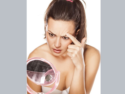 Nếu mụn mọc tập trung ở dưới chán, rất có thể đây là hậu quả của cảm xúc lo lắng triền miên, trầm cảm.