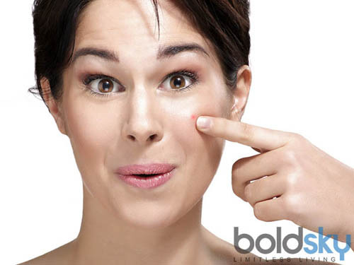 Mụn tập trung ở má cho thấy cơ thể đối diện với các vấn đề về phổi. Điều này lý giải vì sao những người hút thuốc lá, mắc các bệnh liên quan tới phổi như hen suyễn, dị ứng đường hô hấp, viêm phế quản dễ mọc mụn trên má.