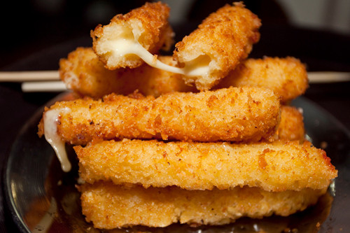 Tương tự, đồ ăn vặt không giúp bạn tăng cân như mong muốn. Những chất có hại trong chúng còn khiến bạn dễ khốn đốn với bệnh hiểm như ung thư, tim mạch hoặc Alzheimer.