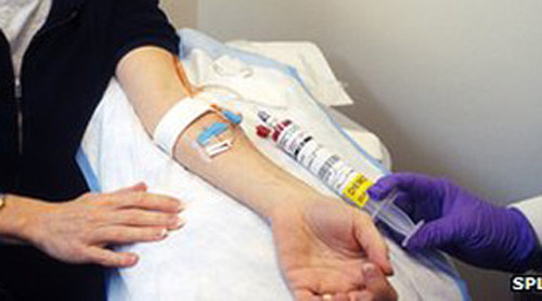 Chọn phương pháp điều trị đúng đắn. Tùy thuộc từng giai đoạn phát triển của ung thư, người bệnh có thể được xạ trị, hóa trị hay phẫu thuật. Ngay cả khi khối u ung thư di căn quá xa khiến việc phẫu thuật không khả quan thì bạn vẫn có thể chọn liệu pháp hormone nhằm giảm các kích thích tố nam ảnh hưởng đến các tế bào ung thư tiền liệt tuyến.