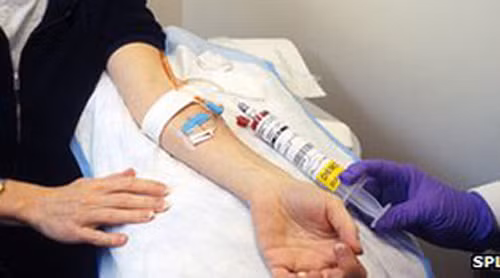 Chọn phương pháp điều trị đúng đắn. Tùy thuộc từng giai đoạn phát triển của ung thư, người bệnh có thể được xạ trị, hóa trị hay phẫu thuật. Ngay cả khi khối u ung thư di căn quá xa khiến việc phẫu thuật không khả quan thì bạn vẫn có thể chọn liệu pháp hormone nhằm giảm các kích thích tố nam ảnh hưởng đến các tế bào ung thư tiền liệt tuyến.